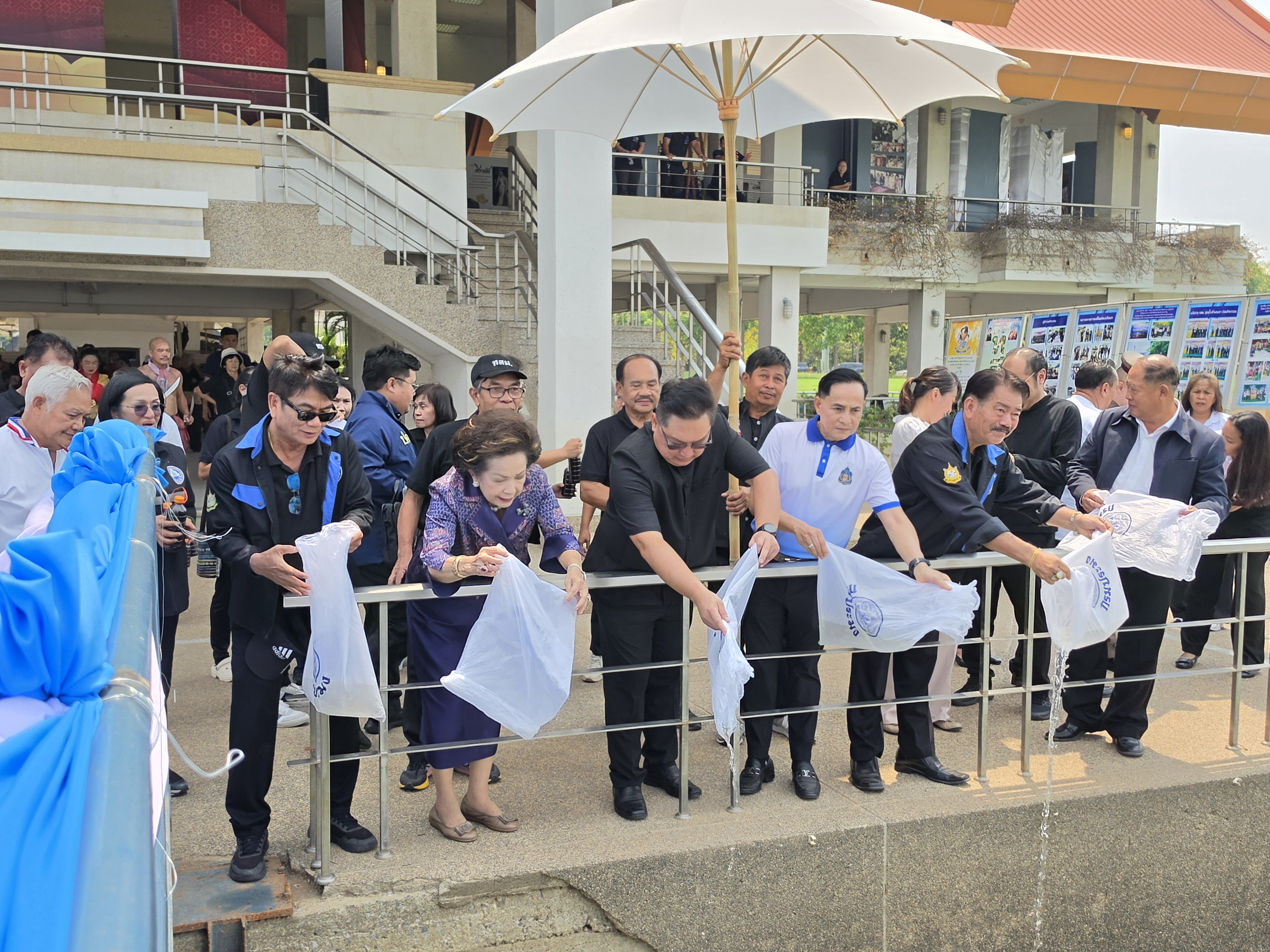 title - ปฏิรูปที่ดินจังหวัดพระนครศรีอยุธยา ร่วมพิธีเปิดโครงการ “ธรรมยาตรา ทสม.อยุธยา ทำความดีเพื่อแม่” สืบสานพระราชปณิธาน อนุรักษ์ทรัพยากรธรรมชาติ ฟื้นฟูวิถีชีวิตชาวลุ่มน้ำ  โดยมีกิจกรรมสำคัญเป็นการล่องเรือในลำน้ำเจ้าพระยา จาก 